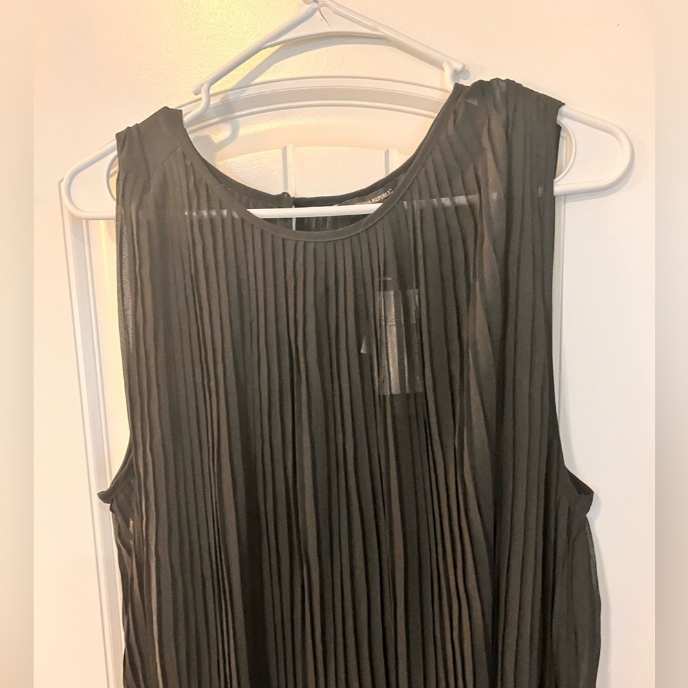Banana Republic black, lined fully pleated dress with tie belt